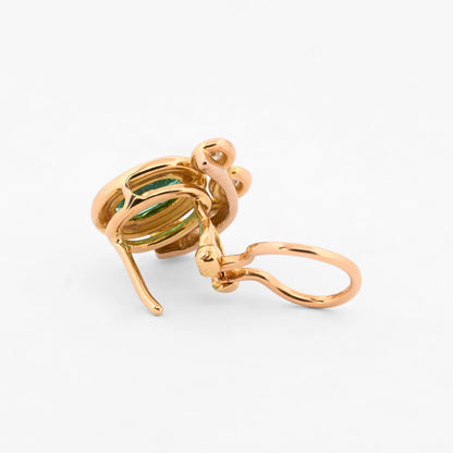 Comprar pendientes realizados en oro amarillo de 18kt con 4 diamantes en cada uno, alrededor de una esmeralda central.Estos pendientes disponen de cierre tipo Omega. Envío GRATIS.