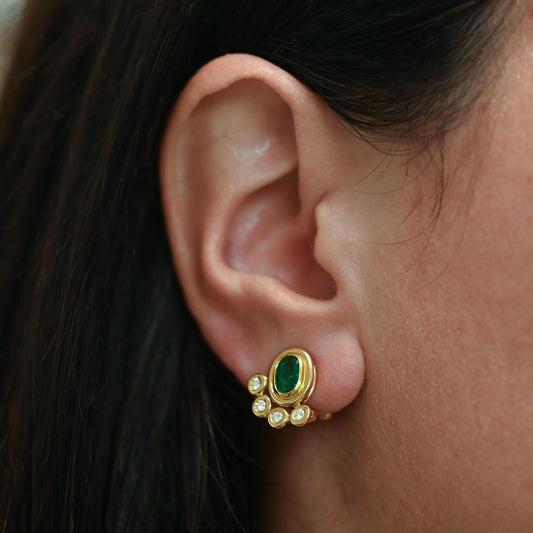 Comprar pendientes realizados en oro amarillo de 18kt con 4 diamantes en cada uno, alrededor de una esmeralda central.Estos pendientes disponen de cierre tipo Omega. Envío GRATIS.