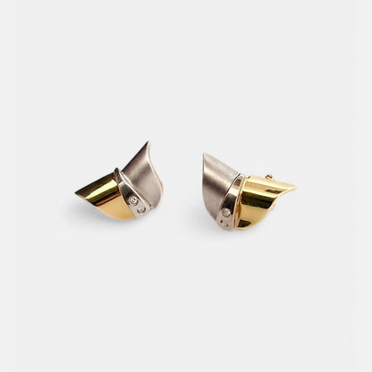 Pendientes de oro amarillo y blanco de 18kt con forma de media luna, la parte superior en oro amarillo liso y la parte baja en oro blanco y mate. Cierre omega.