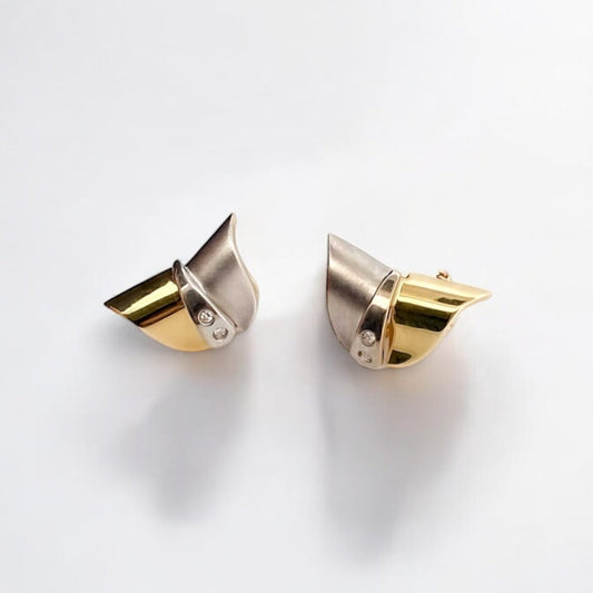 Pendientes de oro amarillo y blanco de 18kt con forma de media luna, la parte superior en oro amarillo liso y la parte baja en oro blanco y mate. Cierre omega.