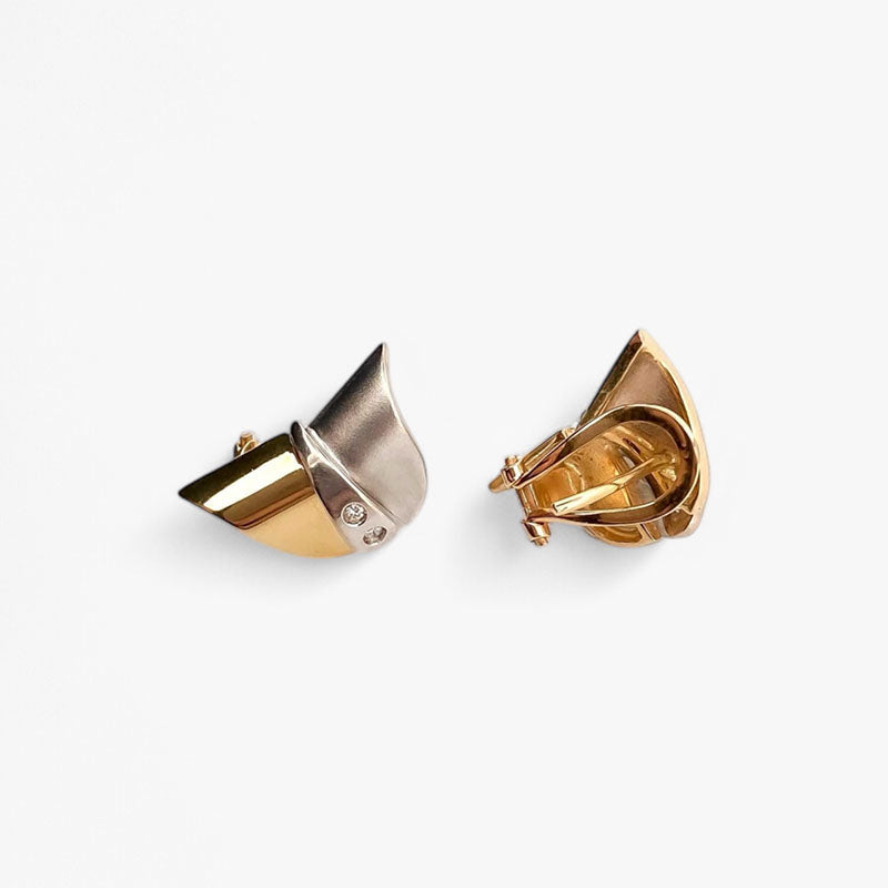 Pendientes de oro amarillo y blanco de 18kt con forma de media luna, la parte superior en oro amarillo liso y la parte baja en oro blanco y mate. Cierre omega.