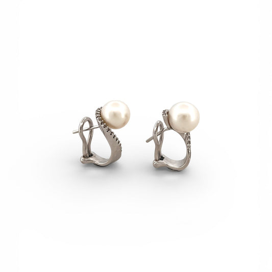 Comprar pendientes tu y yo de oro blanco de 18kt con diamantes talla brillante y perla. Cierre Omega. Comprar pendientes tu y yo al mejor precio en barcelona.
