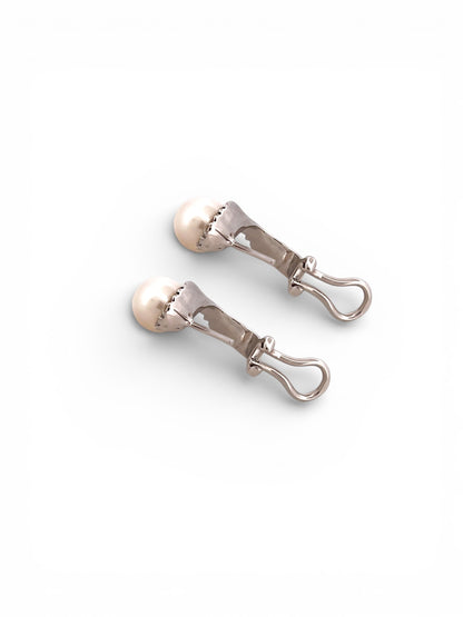 Comprar pendientes tu y yo de oro blanco de 18kt con diamantes talla brillante y perla. Cierre Omega. Comprar pendientes tu y yo al mejor precio en barcelona.