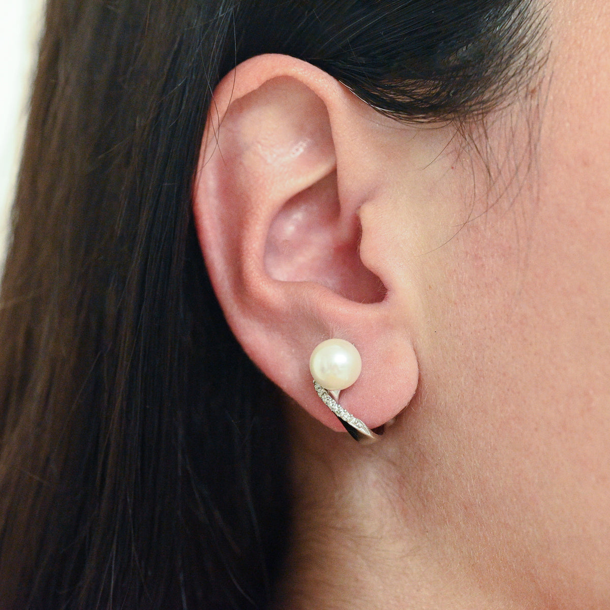Comprar pendientes tu y yo de oro blanco de 18kt con diamantes talla brillante y perla. Cierre Omega. Comprar pendientes tu y yo al mejor precio en Barcelona.