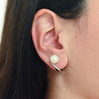 Comprar pendientes tu y yo de oro blanco de 18kt con diamantes talla brillante y perla. Cierre Omega. Comprar pendientes tu y yo al mejor precio en Barcelona.