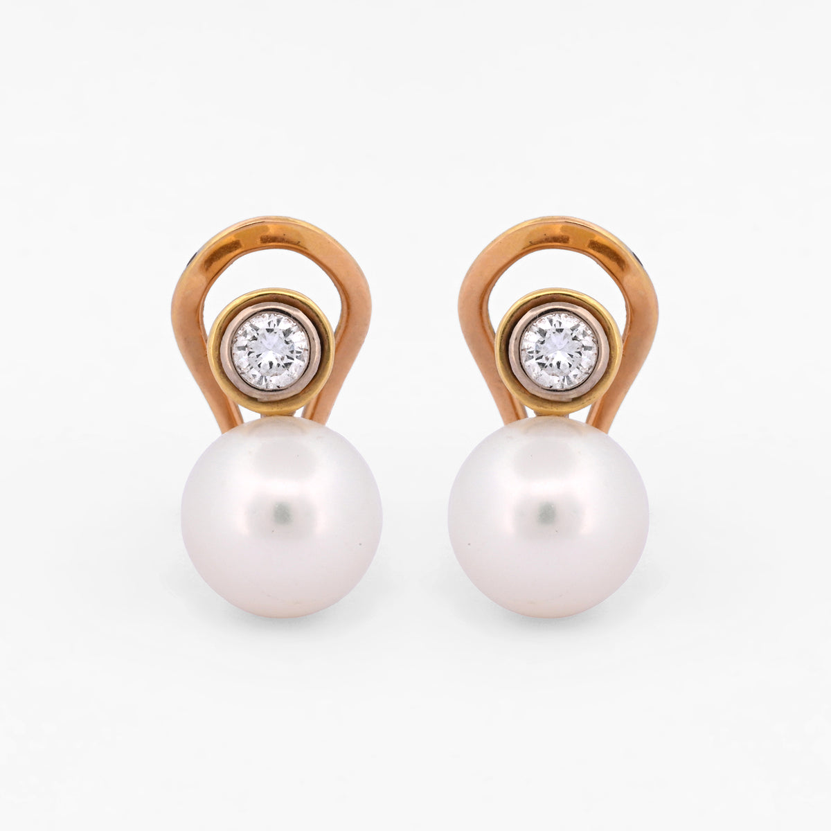 Comprar pendientes tu y yo de oro amarillo de 18kt con diamantes talla brillante y perla. Cierre Omega. Comprar pendientes tu y yo al mejor precio en barcelona.