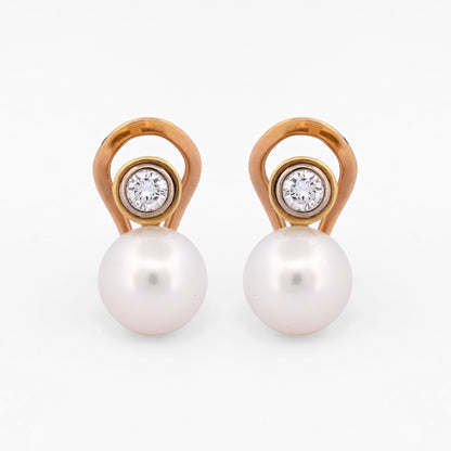 Comprar pendientes tu y yo de oro amarillo de 18kt con diamantes talla brillante y perla. Cierre Omega. Comprar pendientes tu y yo al mejor precio en barcelona.