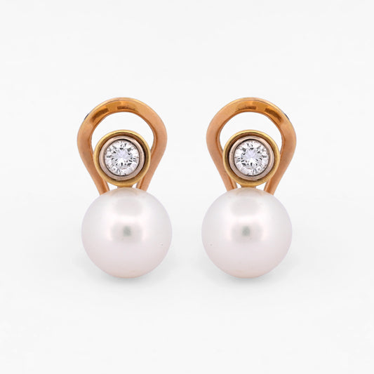 Comprar pendientes tu y yo de oro amarillo de 18kt con diamantes talla brillante y perla. Cierre Omega. Comprar pendientes tu y yo al mejor precio en barcelona.