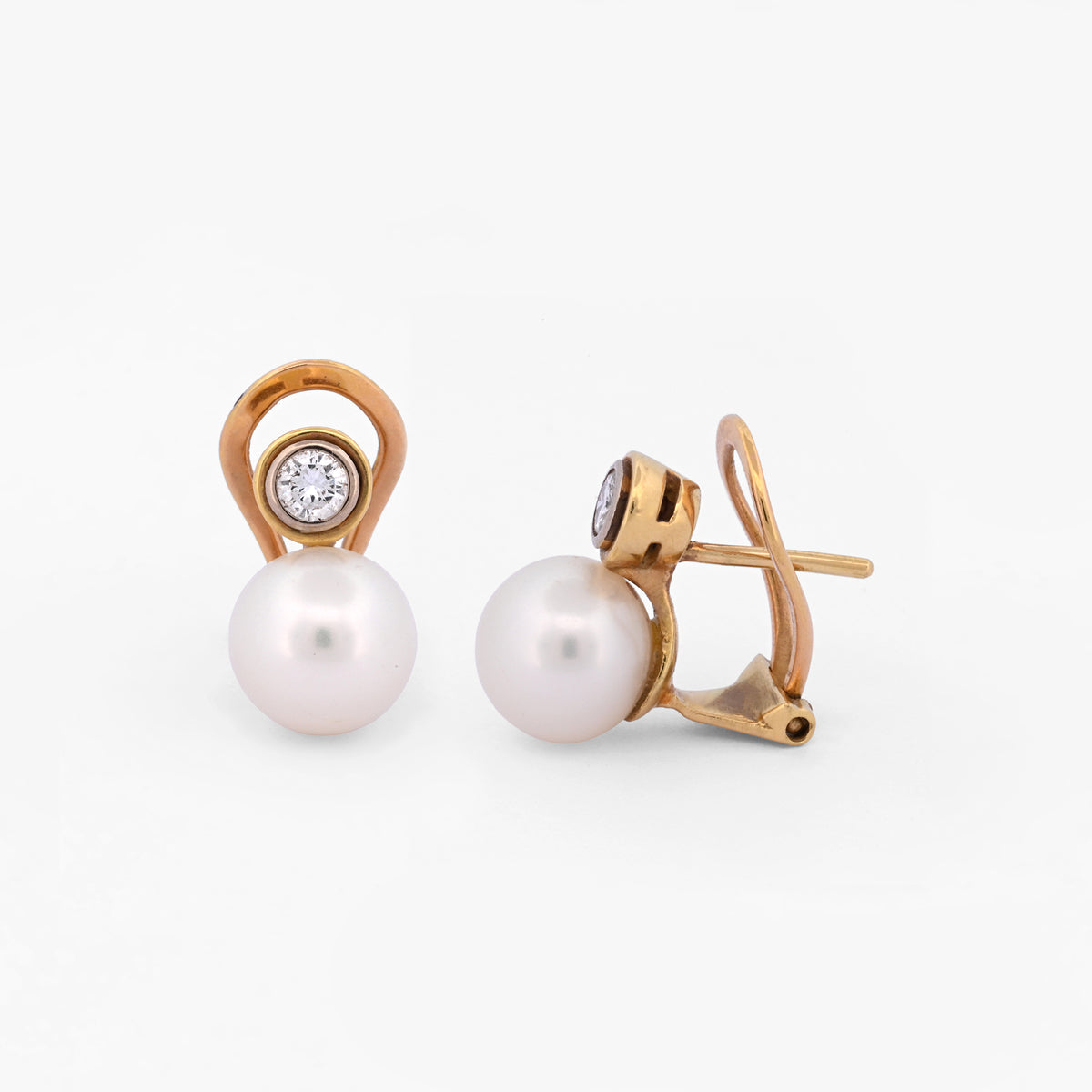 Comprar pendientes tu y yo de oro amarillo de 18kt con diamantes talla brillante y perla. Cierre Omega. Comprar pendientes tu y yo al mejor precio en barcelona.