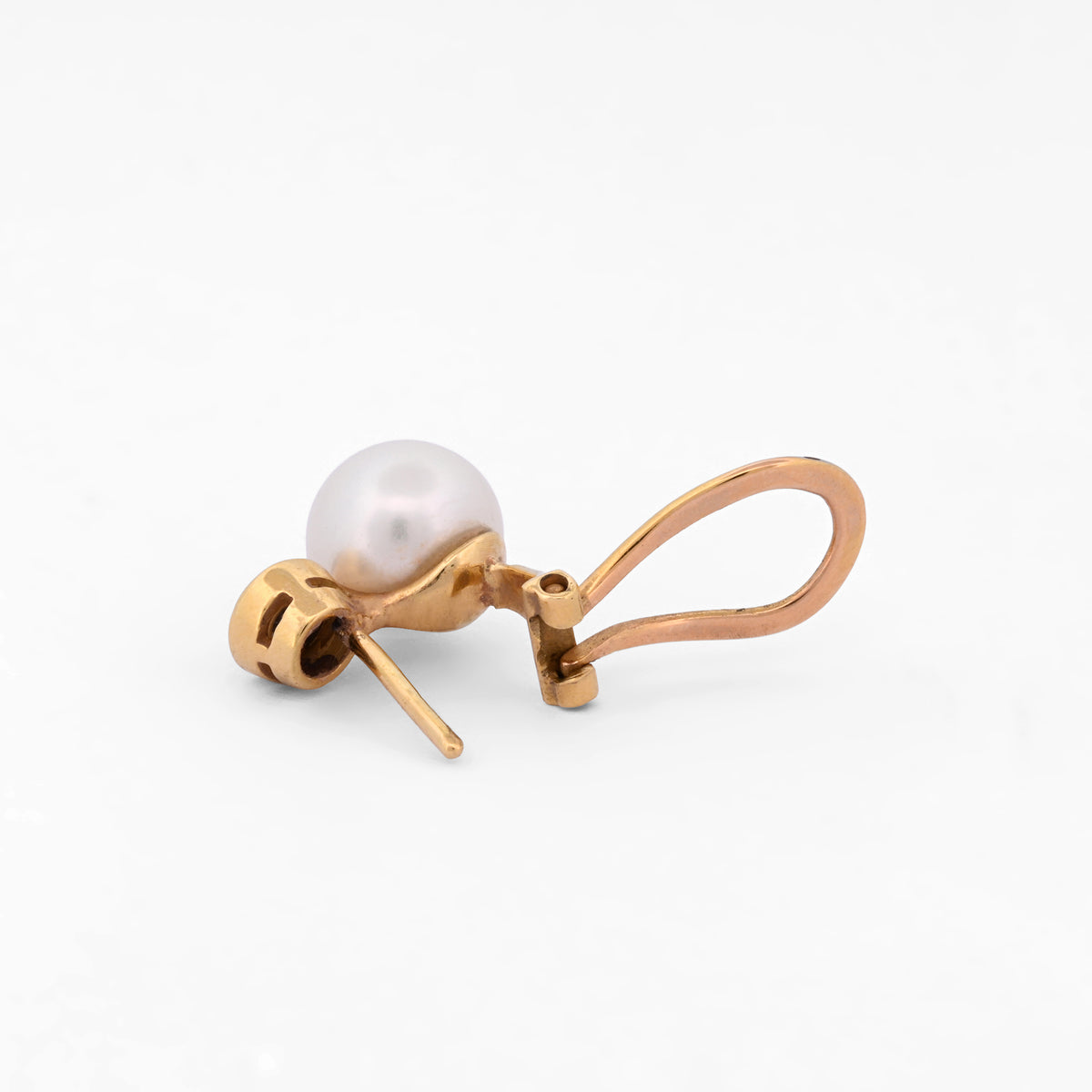 Comprar pendientes tu y yo de oro amarillo de 18kt con diamantes talla brillante y perla. Cierre Omega. Comprar pendientes tu y yo al mejor precio en barcelona.