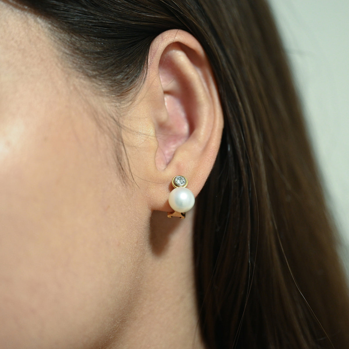 Comprar pendientes tu y yo de oro amarillo de 18kt con diamantes talla brillante y perla. Cierre Omega. Comprar pendientes tu y yo al mejor precio en barcelona.