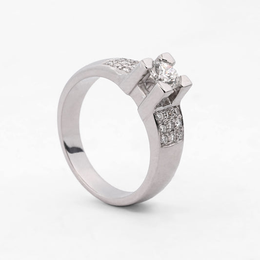 Comprar Anillo en oro blanco de 18kt con un diamante central engastado por 4 grapas y 9 brillantes a cada lado en los brazos. Anillos de diamantes al mejor precio en Barcelona