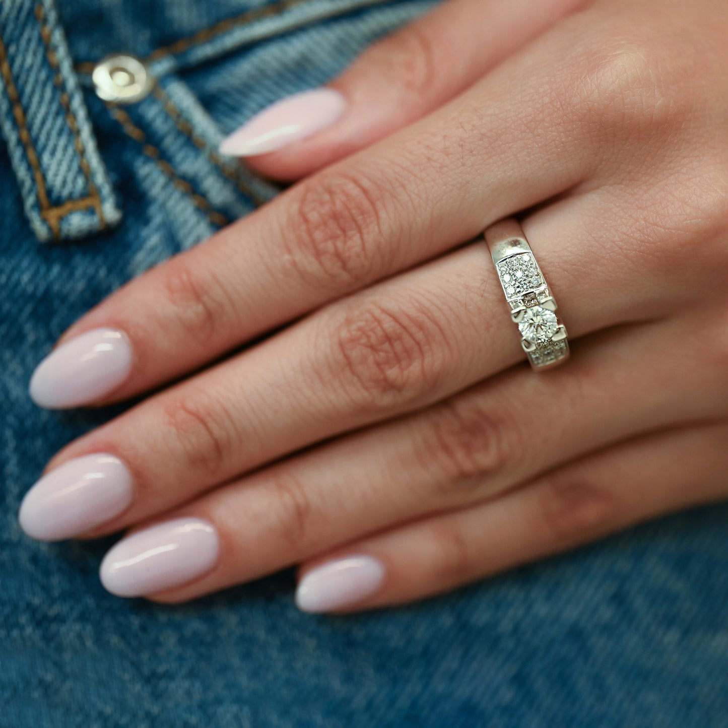 Comprar Anillo en oro blanco de 18kt con un diamante central engastado por 4 grapas y 9 brillantes a cada lado en los brazos. Anillos de diamantes al mejor precio en Barcelona