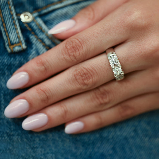 Comprar Anillo en oro blanco de 18kt con un diamante central engastado por 4 grapas y 9 brillantes a cada lado en los brazos. Anillos de diamantes al mejor precio en Barcelona