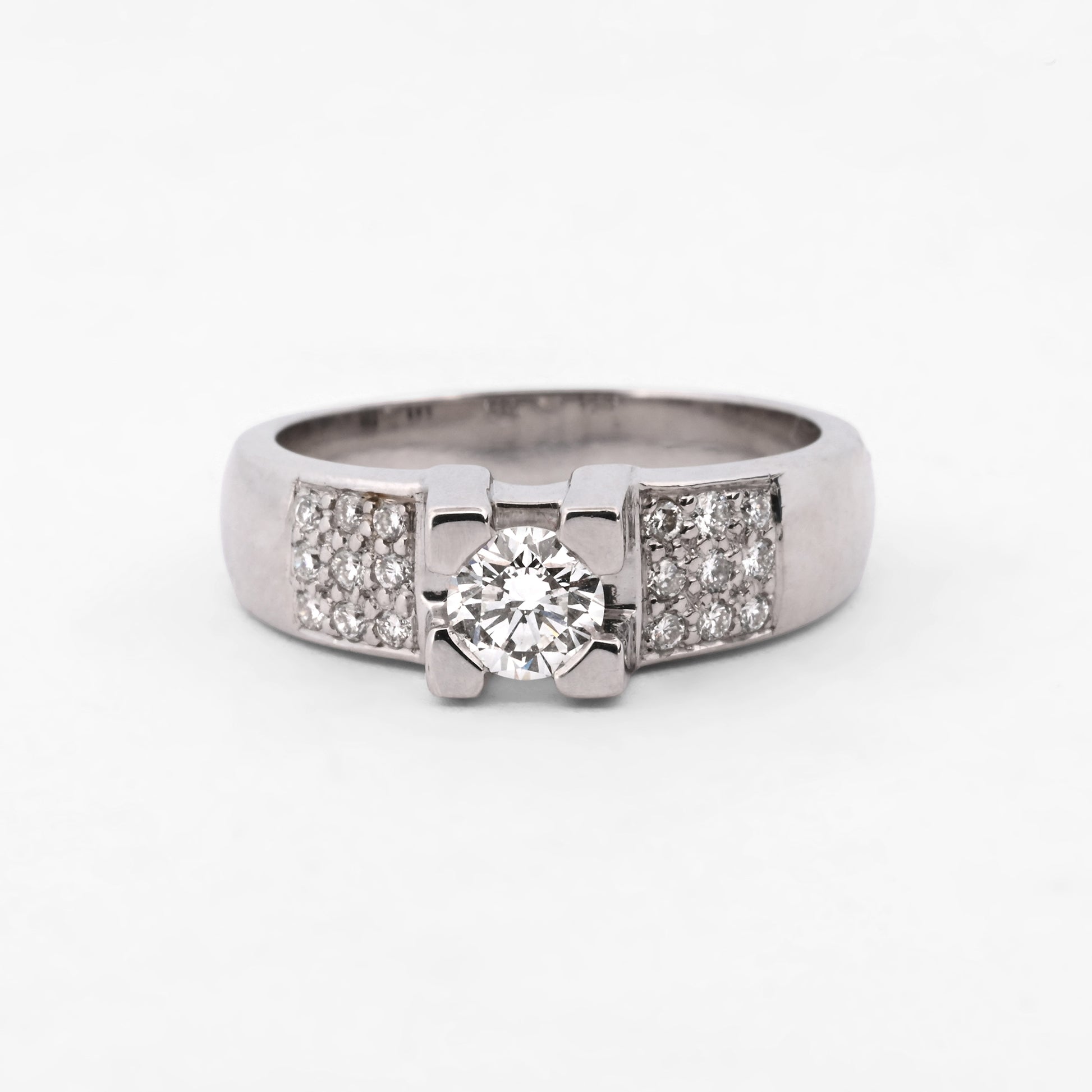 Comprar Anillo en oro blanco de 18kt con un diamante central engastado por 4 grapas y 9 brillantes a cada lado en los brazos. Anillos de diamantes al mejor precio en Barcelona