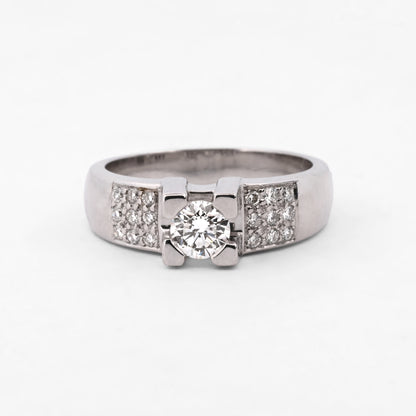 Comprar Anillo en oro blanco de 18kt con un diamante central engastado por 4 grapas y 9 brillantes a cada lado en los brazos. Anillos de diamantes al mejor precio en Barcelona