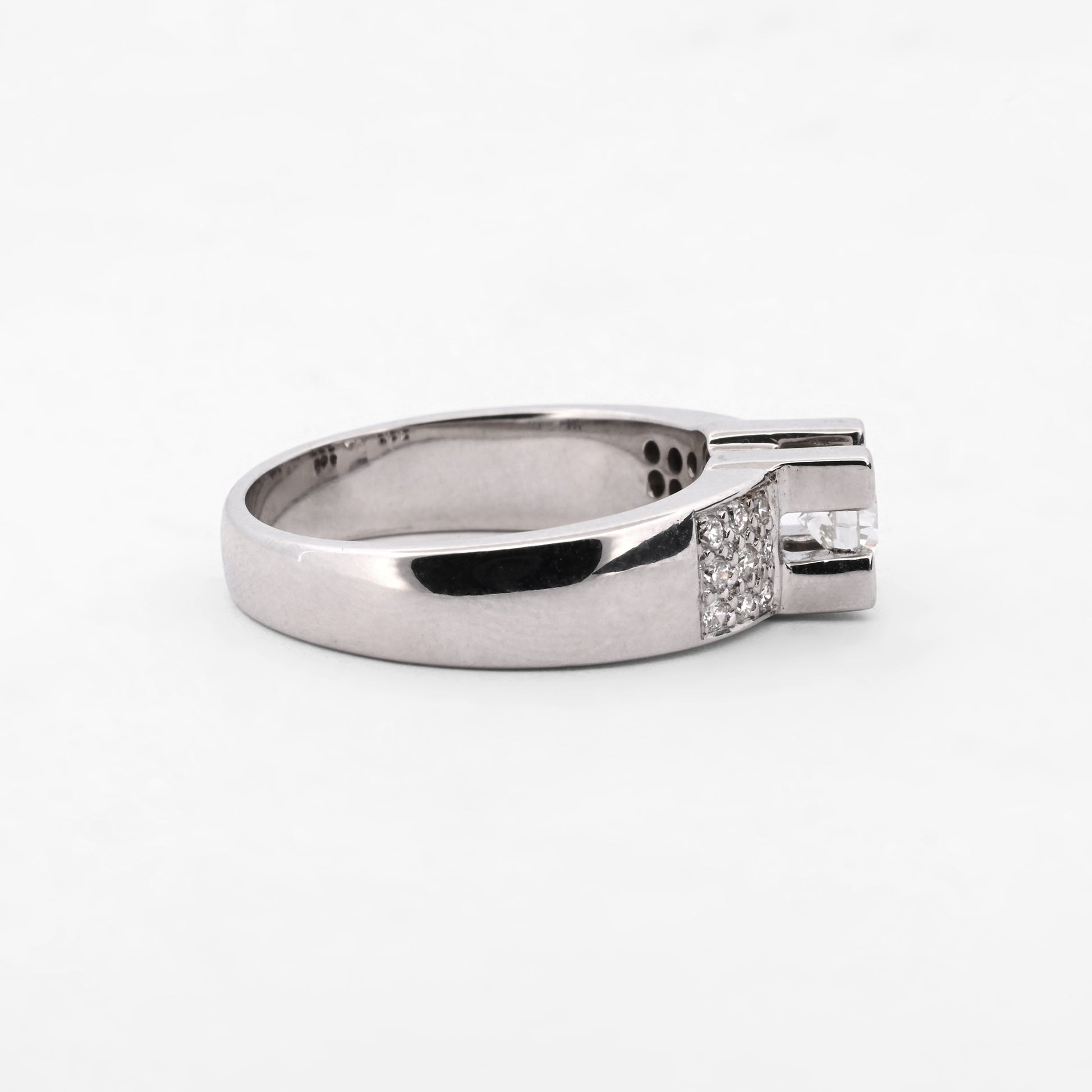 Comprar Anillo en oro blanco de 18kt con un diamante central engastado por 4 grapas y 9 brillantes a cada lado en los brazos. Anillos de diamantes al mejor precio en Barcelona