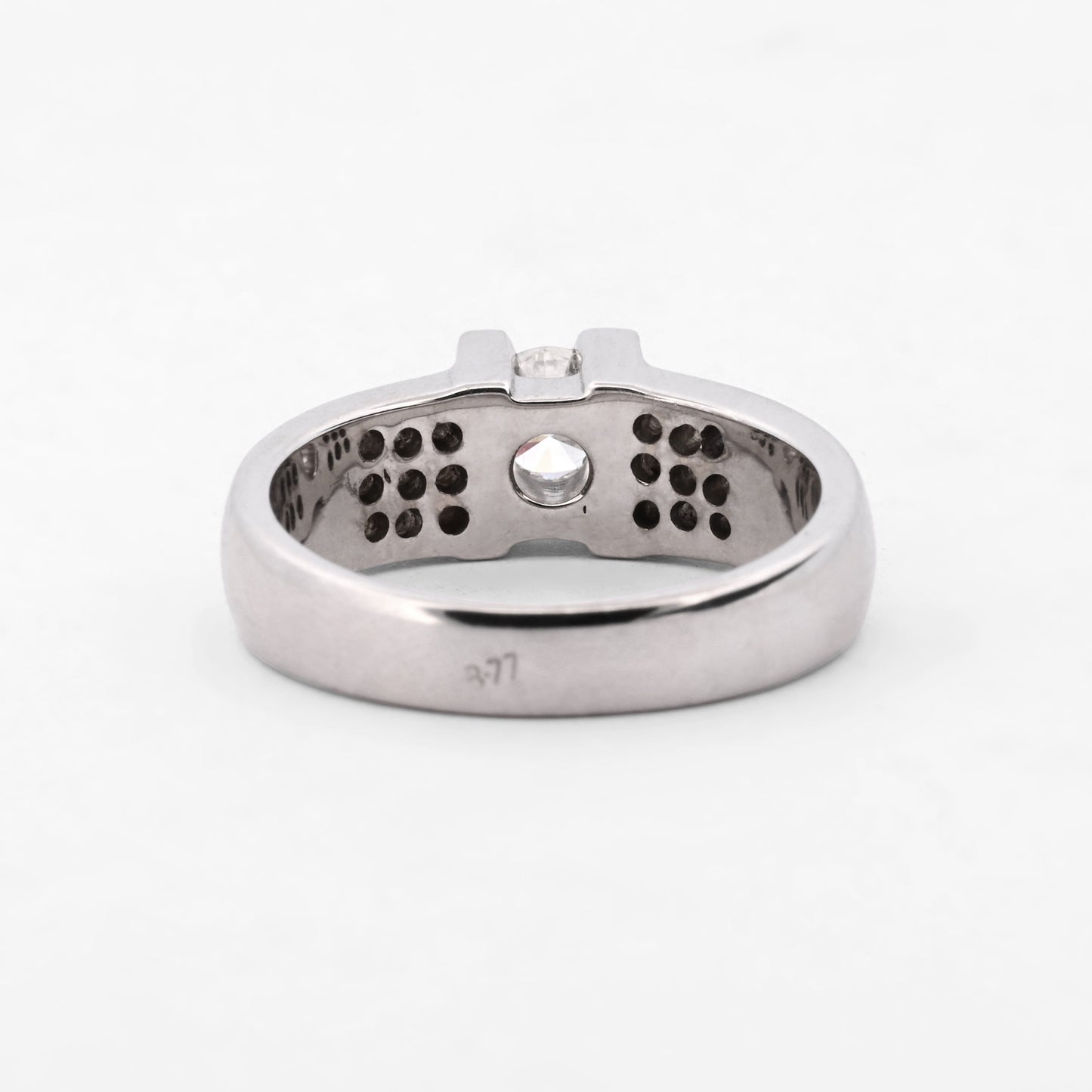 Comprar Anillo en oro blanco de 18kt con un diamante central engastado por 4 grapas y 9 brillantes a cada lado en los brazos. Anillos de diamantes al mejor precio en Barcelona