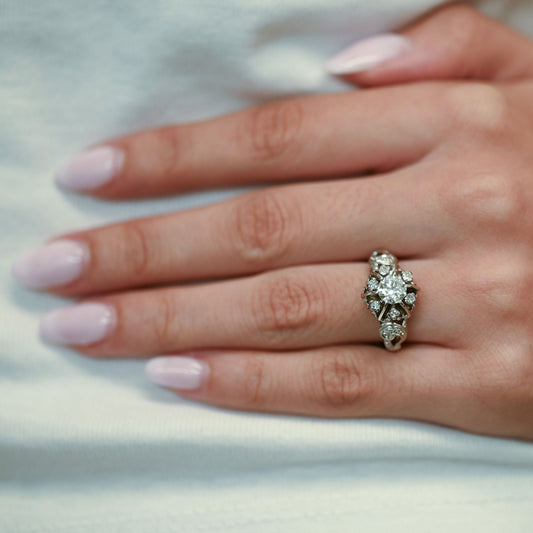 Comprar anillo antiguo realizado en oro blanco de 18kt con un brillante central y 6 diamantes engastados en platino alrededor. Joyas vintage segunda mano.