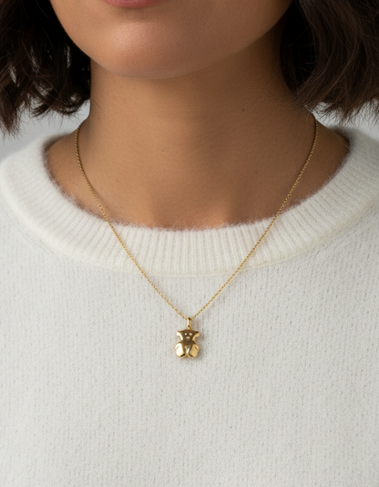 Comprar icónico colgante de Oro amarillo de 18kt del representativo osito de Tous. Un must imprescindible en tu joyero si eres amante de la Firma. Pieza original. El colgante mide 21,98mm de alto (incluyendo la balía) por 12,90mm de ancho con un grosor de 4mm.