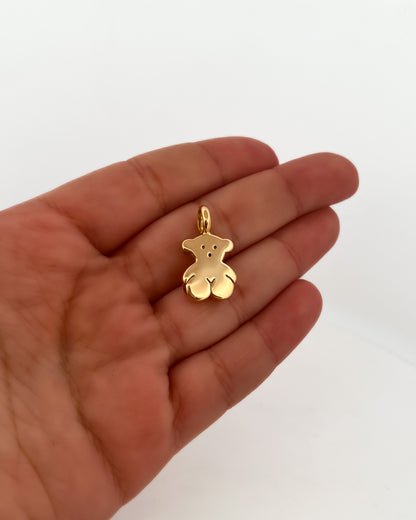 Comprar icónico colgante de Oro amarillo de 18kt del representativo osito de Tous. Un must imprescindible en tu joyero si eres amante de la Firma. Pieza original. El colgante mide 21,98mm de alto (incluyendo la balía) por 12,90mm de ancho con un grosor de 4mm.