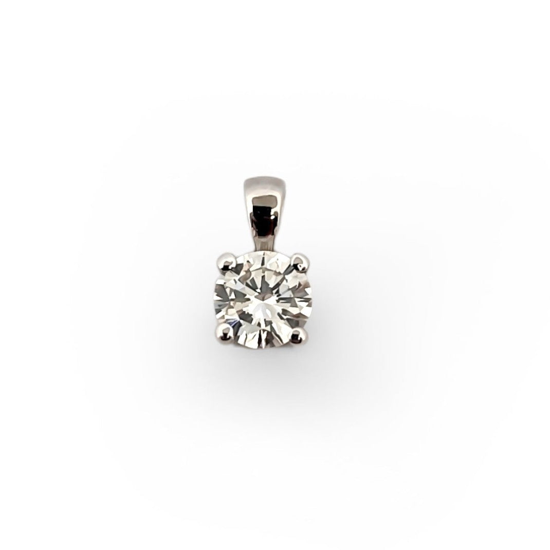 Colgante tipo solitario realizado en oro blanco de 18kt con brillante de 0,43ct engastado en 4 grapas. Joyas de segunda mano baratas. Ian'Or.