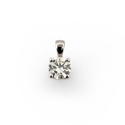 Colgante tipo solitario realizado en oro blanco de 18kt con brillante de 0,43ct engastado en 4 grapas. Joyas de segunda mano baratas. Ian'Or.