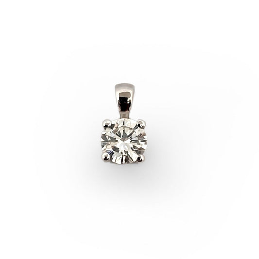 Colgante tipo solitario realizado en oro blanco de 18kt con brillante de 0,43ct engastado en 4 grapas. Joyas de segunda mano baratas. Ian'Or.