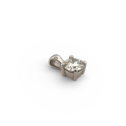 Colgante tipo solitario realizado en oro blanco de 18kt con brillante de 0,43ct engastado en 4 grapas. Joyas de segunda mano baratas. Ian'Or.