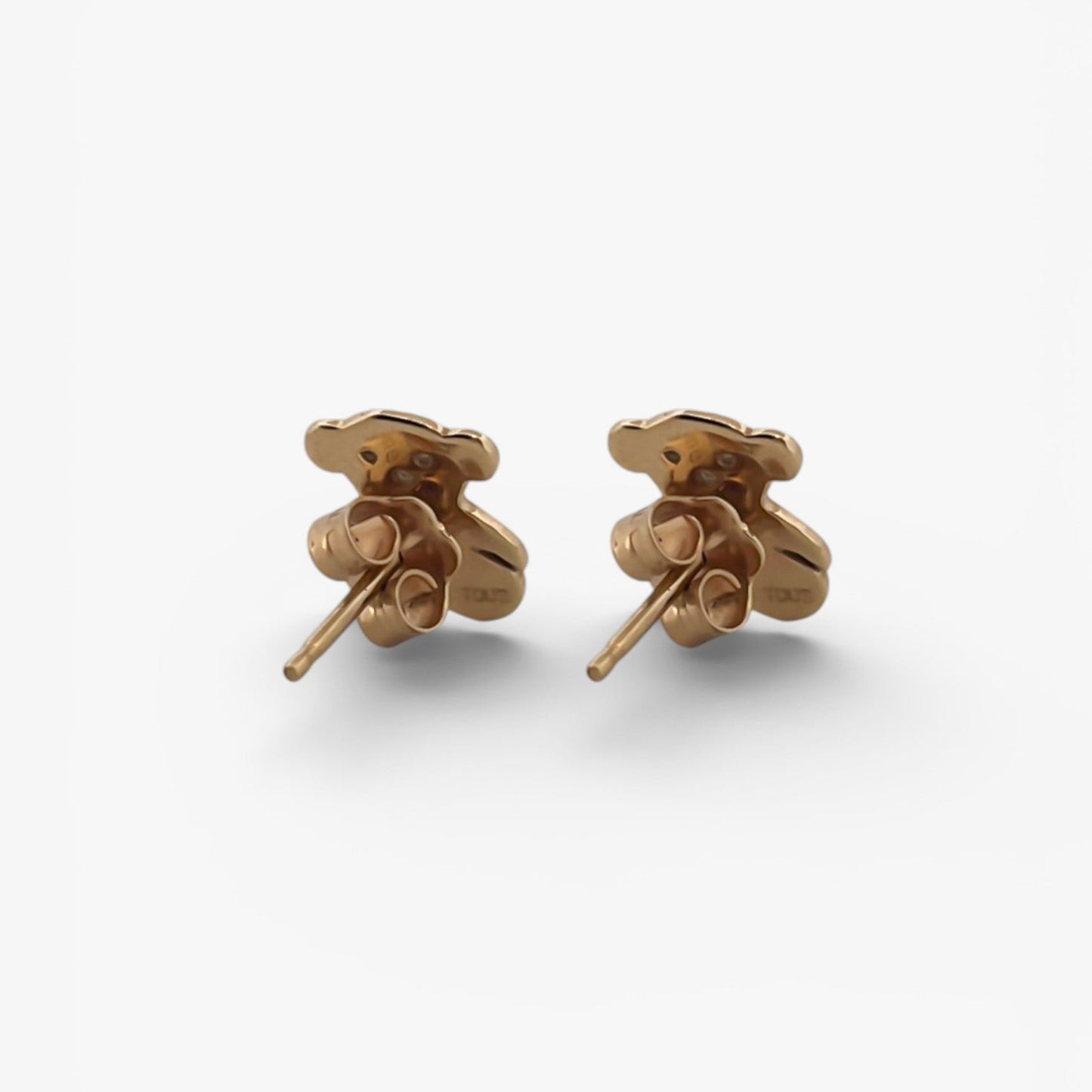 Comprar pendientes de oro amarillo de 18kt originales de la firma TOUS con los icónicos ositos sweets dolls planos.
La mejor joyería compra-venta de Oro de Barcelona, te garantizamos el mejor precio. Restauración de joyas vintage y segunda mano.