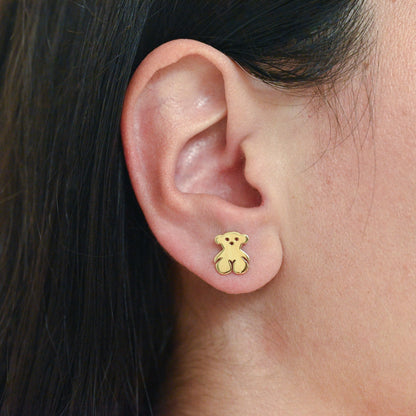 Comprar pendientes de oro amarillo de 18kt originales de la firma TOUS con los icónicos ositos sweets dolls planos.
La mejor joyería compra-venta de Oro de Barcelona, te garantizamos el mejor precio. Restauración de joyas vintage y segunda mano.