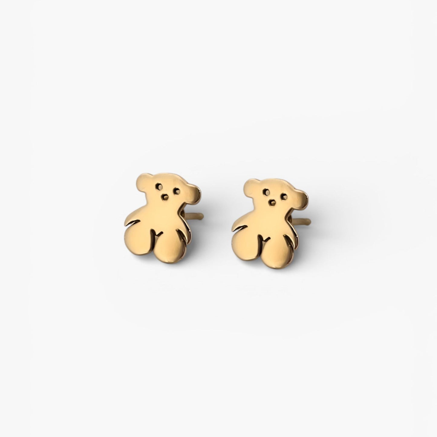 Comprar pendientes de oro amarillo de 18kt originales de la firma TOUS con los icónicos ositos sweets dolls planos.
La mejor joyería compra-venta de Oro de Barcelona, te garantizamos el mejor precio. Restauración de joyas vintage y segunda mano.