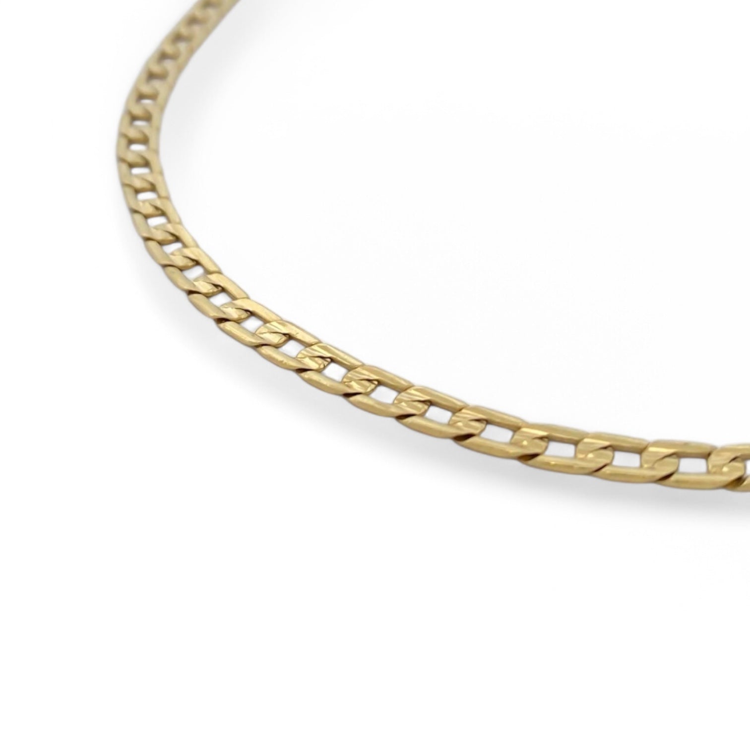 Comprar collar de oro amarillo de 18kt con cadena tipo barbada con un cierre tipo mosquetón. Cadenas de oro de 18kt baratas. Envío gratis. Joyería Ian'Or.