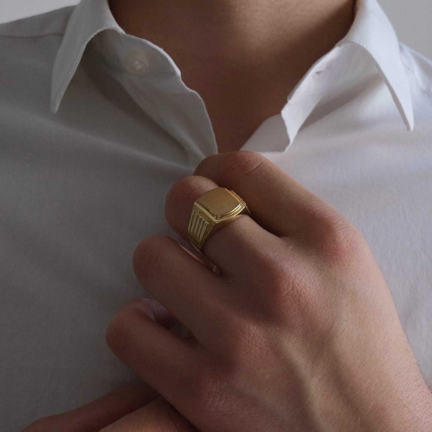 Comprar anillo tipo sello de oro amarillo de 18kt con frontal mate y grabados a los laterales.Joyas de segunda mano y restauradas. Sellos de hombre de oro 18kt baratos.