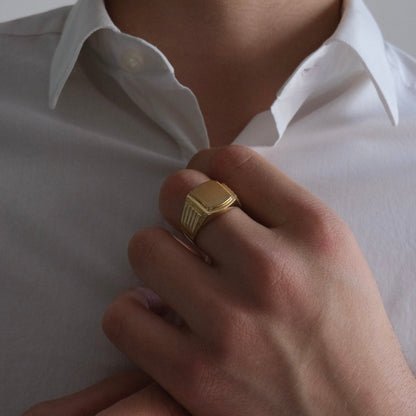 Comprar anillo tipo sello de oro amarillo de 18kt con frontal mate y grabados a los laterales.Joyas de segunda mano y restauradas. Sellos de hombre de oro 18kt baratos.