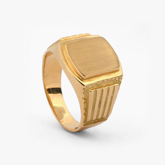 Comprar anillo tipo sello de oro amarillo de 18kt con frontal mate y grabados a los laterales.Joyas de segunda mano y restauradas. Sellos de hombre de oro 18kt baratos.