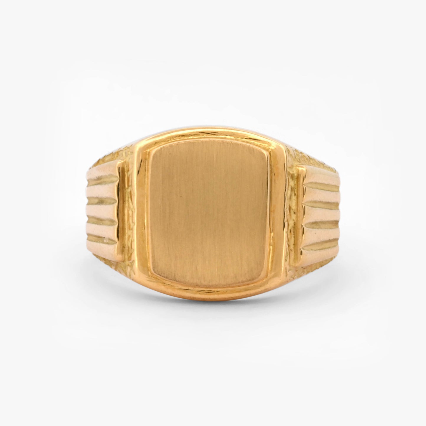 Comprar anillo tipo sello de oro amarillo de 18kt con frontal mate y grabados a los laterales.Joyas de segunda mano y restauradas. Sellos de hombre de oro 18kt baratos.