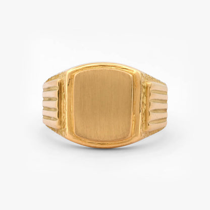 Comprar anillo tipo sello de oro amarillo de 18kt con frontal mate y grabados a los laterales.Joyas de segunda mano y restauradas. Sellos de hombre de oro 18kt baratos.