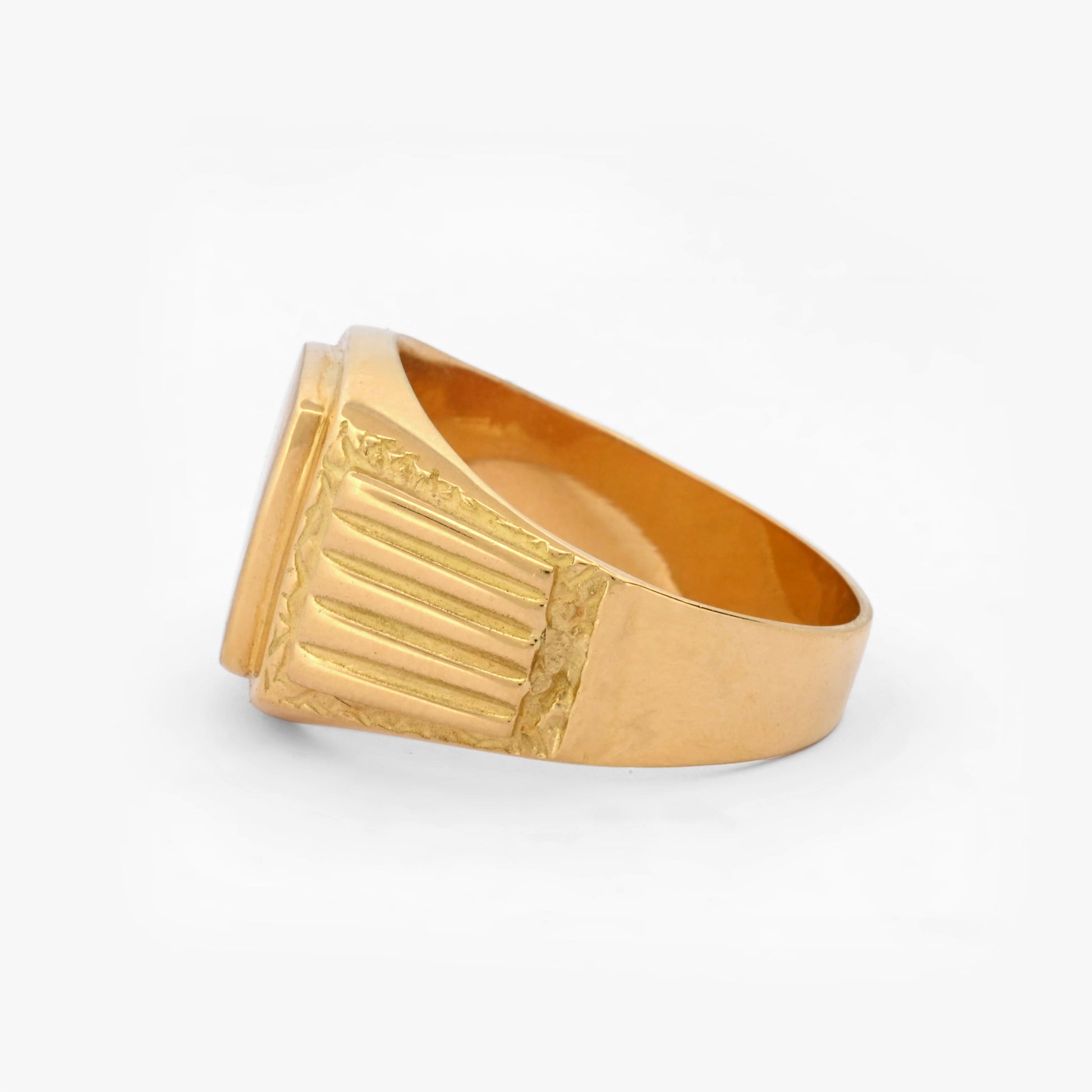 Comprar anillo tipo sello de oro amarillo de 18kt con frontal mate y grabados a los laterales.Joyas de segunda mano y restauradas. Sellos de hombre de oro 18kt baratos.