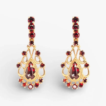 Comprar pendientes largos realizados en oro amarillo de 18kt con 14 granates en cada pendiente. Joyería Ian'Or. Envío GRATIS. Pieza certificada
