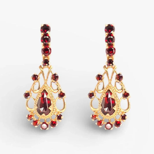 Comprar pendientes largos realizados en oro amarillo de 18kt con 14 granates en cada pendiente. Joyería Ian'Or. Envío GRATIS. Pieza certificada
