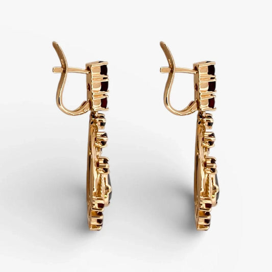 Comprar pendientes largos realizados en oro amarillo de 18kt con 14 granates en cada pendiente. Joyería Ian'Or. Envío GRATIS. Pieza certificada