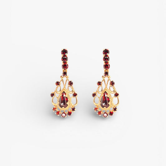 Comprar pendientes largos realizados en oro amarillo de 18kt con 14 granates en cada pendiente. Estos preciosos pendientes disponen de cierre catalán. Joyas vintage. Joyería Ian'Or. Envío GRATIS.