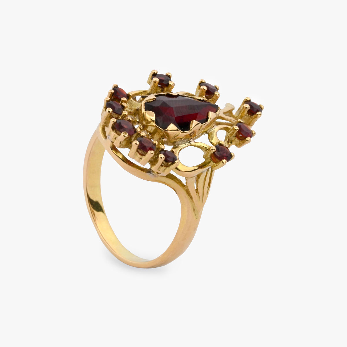 Comprar Sortija en forma de gota realizada en oro amarillo de 18kt y 11 granates. Joyas vintage. Joyas de segunda mano. Joyería Ian'Or.