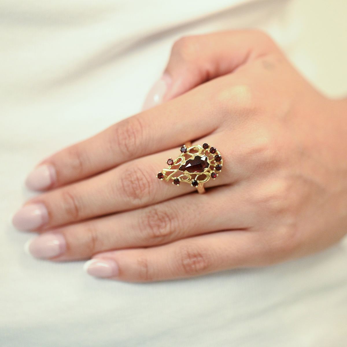 Comprar Sortija en forma de gota realizada en oro amarillo de 18kt y 11 granates. Joyas vintage. Joyas de segunda mano. Joyería Ian'Or.