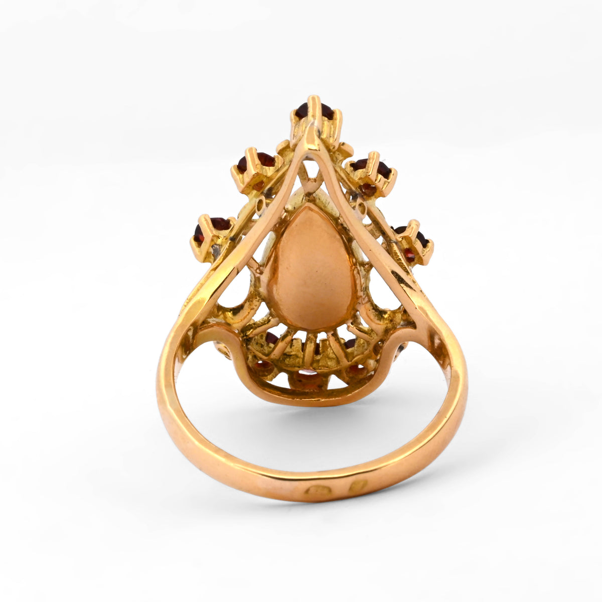 Comprar Sortija en forma de gota realizada en oro amarillo de 18kt y 11 granates. Joyas vintage. Joyas de segunda mano. Joyería Ian'Or.