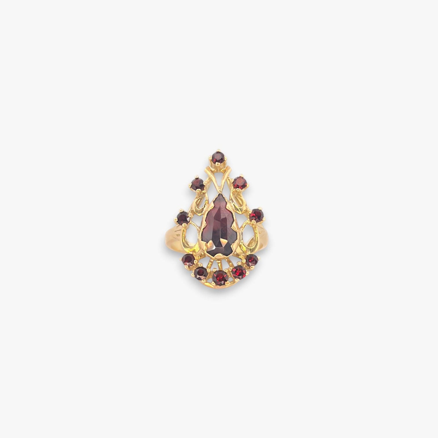 Comprar Sortija en forma de gota realizada en oro amarillo de 18kt y 11 granates. Joyas vintage. Joyas de segunda mano. Joyería Ian'Or.