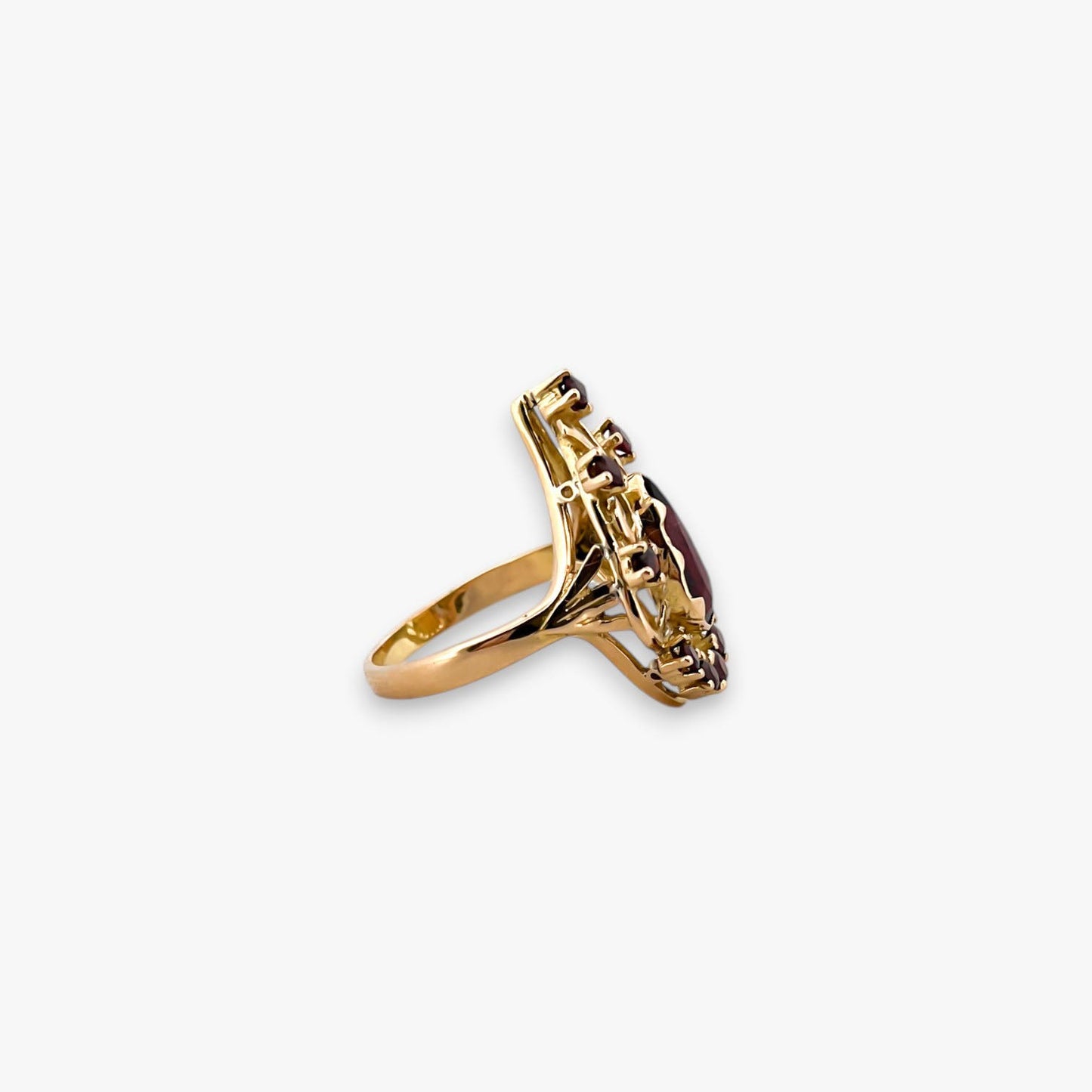 Comprar Sortija en forma de gota realizada en oro amarillo de 18kt y 11 granates. Joyas vintage. Joyas de segunda mano. Joyería Ian'Or.