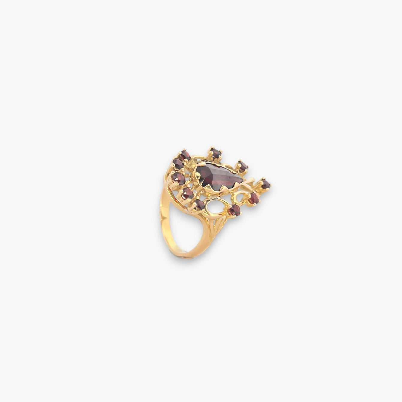 Comprar Sortija en forma de gota realizada en oro amarillo de 18kt y 11 granates. Joyas vintage. Joyas de segunda mano. Joyería Ian'Or.