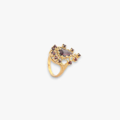 Comprar Sortija en forma de gota realizada en oro amarillo de 18kt y 11 granates. Joyas vintage. Joyas de segunda mano. Joyería Ian'Or.